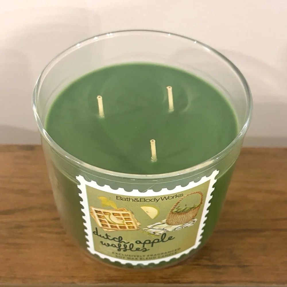 Bath & Body Works Dutch Apple Waffles Candle - Picture 2 of 3